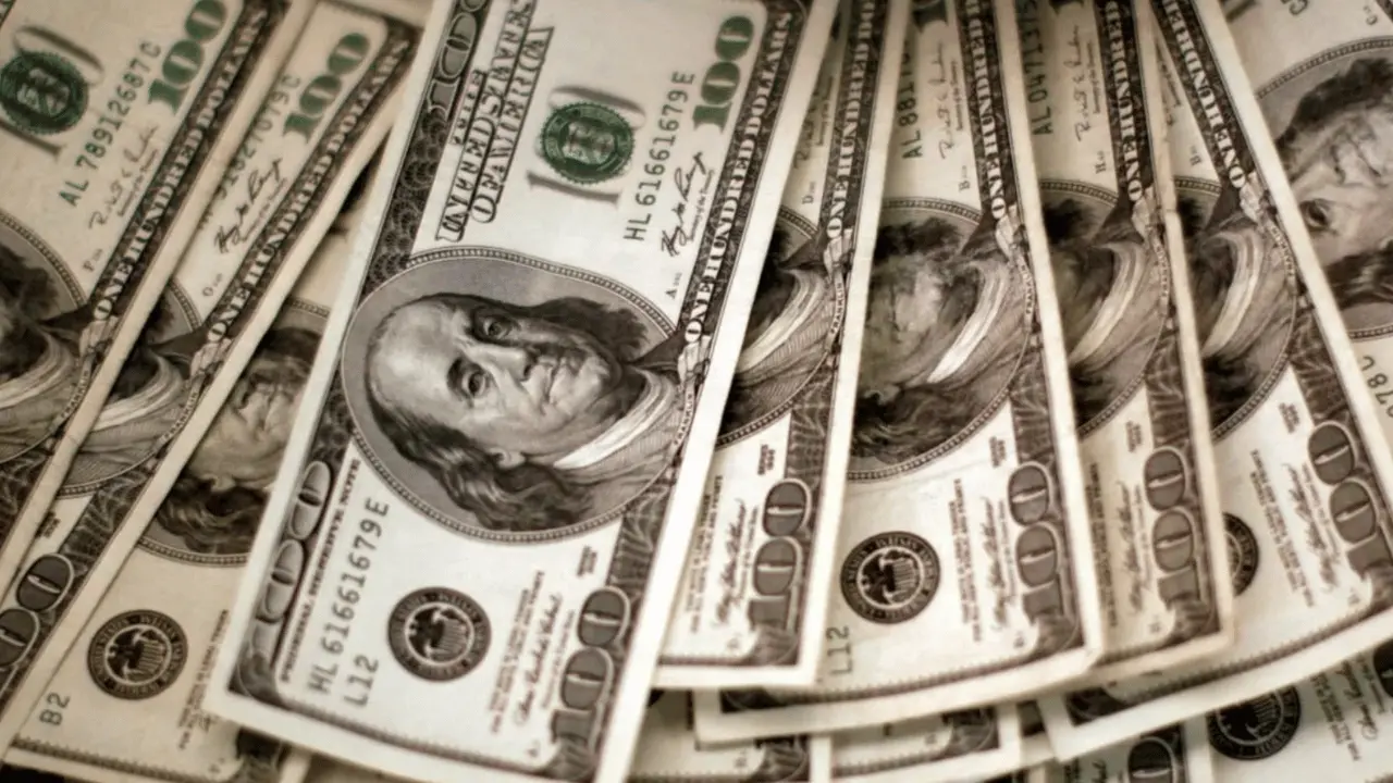 تراجع أسعار الذهب في السعودية واستقرار قيمة الدولار مقابل الريال المحلي